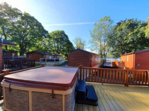 Jaw-Dropping Lodge with Hot Tub on Lake Windermere